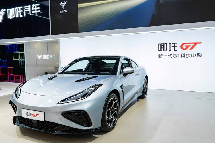 深圳233哪吒汽车在智能汽车领域的表现，领途汽车在新能源汽车市场中的影响力